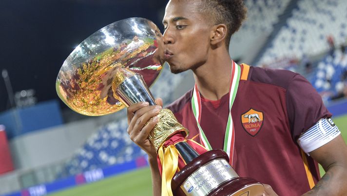 REGGIO NELL'EMILIA, ITALY - JUNE 04: AS Roma captain Elio Capradossi kisses the cup after the Juvenile Playoff Final match between AS Roma and FC Juventus at Mapei Stadium - Città del Tricolore on June 4, 2016 in Reggio nell'Emilia, Italy (Photo by Luciano Rossi/AS Roma via Getty Images) Capradossi: “L’esordio un sogno. Nel 2018 credevamo di poter vincere la Champions” - immagine 1