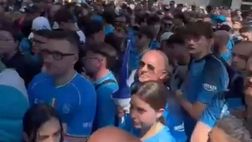Ressa azzurra ai cancelli: tantissimi tifosi in attesa dell’ingresso per la parata