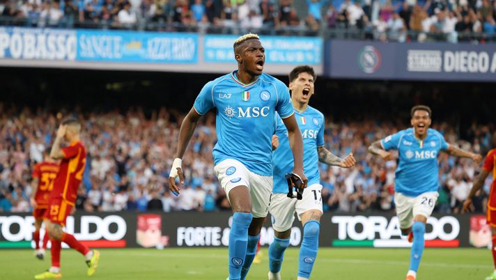 NAPLES, ITALY - APRIL 28: Victor Osimhen of SSC Napoli celebrates after scoring his side second goal during the Serie A TIM match between SSC Napoli and AS Roma - Serie A TIM at Stadio Diego Armando Maradona on April 28, 2024 in Naples, Italy. (Photo by Francesco Pecoraro/Getty Images) Osimhen, la permanenza non è da escludere: intanto il Napoli si tutela. Le ultime - immagine 1