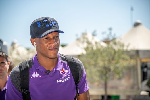 GERMOGLI PH: 23 AGOSTO 2023 FIRENZE LA FIORENTINA E' PARTITA DALL'AEROPORTO DI PERETOLA PER VIENNA PER LA PARTITA DI ANDATA DEI PLAY OFF DI CONFERENZE LEAGUE NELLA FOTO MINA Infermeria viola, Ikone verso un nuovo forfait. Risarcimento della Fifa per Mina- immagine 2