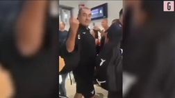 VIDEO Napoli-Lazio, Sarri fa discutere: dito medio ad un tifoso azzurro