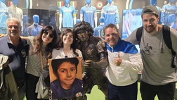 GALLERY Dalma e Giannina Maradona in visita ai quartieri spagnoli: il ricordo di D10S