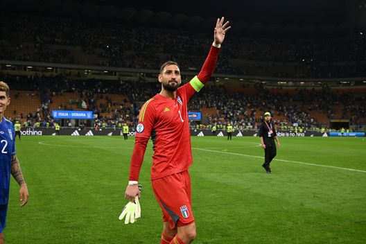 MILAN, ITALY - SEPTEMBER 12: Gianluigi Donnarumma of Italy celebrates the win at the end of the UEFA EURO 2024 European qualifier match between Italy and Ukraine at Stadio San Siro on September 12, 2023 in Milan, Italy. (Photo by Claudio Villa/Getty Images) Italia Donnarumma