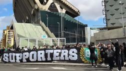 Il giorno prima del derby di Siviglia: la curva Betis già allo stadio…