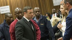 Uccise la fidanzata, ottiene la libertà vigilata: Pistorius esce dal carcere