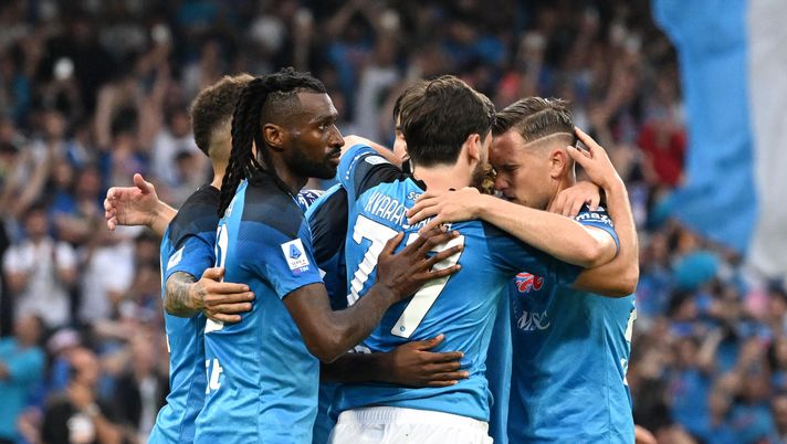 NAPLES, ITALY - JUNE 04: Victor Osimhen of SSC Napoli celebrates with teammates after scoring the team's first goal from a penalty kick during the Serie A match between SSC Napoli and UC Sampdoria at Stadio Diego Armando Maradona on June 04, 2023 in Naples, Italy. (Photo by Francesco Pecoraro/Getty Images) Globe Soccer Awards, svelati i candidati per il miglior club dell’anno: c’è il Napoli - immagine 1