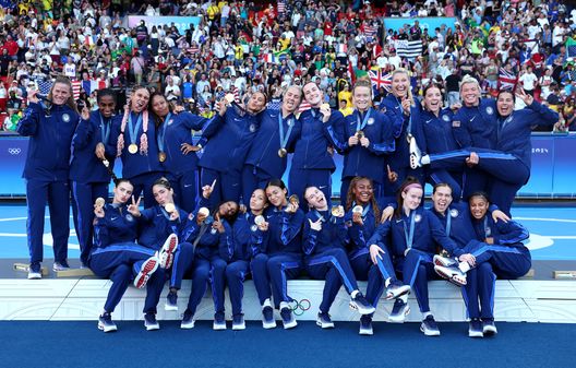 PARIS, FRANCE - AUGUST 10: Le medaglie d'oro della squadra degli Stati Uniti posano per una foto dopo la cerimonia di premiazione del calcio femminile durante i Giochi Olimpici di Parigi 2024 al Parc des Princes il 10 agosto 2024 a Parigi, Francia. (Foto di Carl Recine/Getty Images) Calcio Femminile