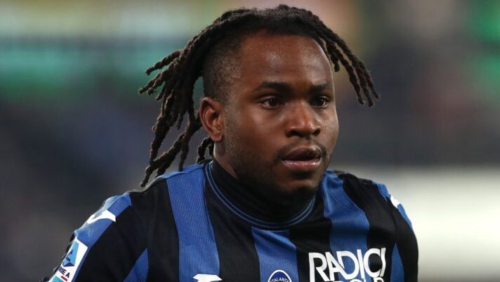 BERGAMO, ITALY - JANUARY 18: Ademola Lookman of Atalanta BC looks on during the Serie A match between Atalanta BC and SSC Napoli at Gewiss Stadium on January 18, 2025 in Bergamo, Italy. (Photo by Marco Luzzani/Getty Images) Lookman, l’infortunio è al ginocchio: oggi gli esami, cosa trapela sullo stop - immagine 1