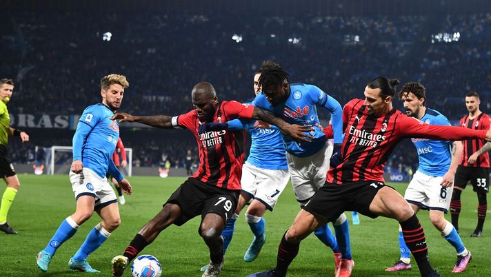 NAPLES, ITALY - MARCH 06: Zlatan Ibrahimovic and Franck Kessie of AC Milan competes for the ball with Victor Osimhen of SSC Napoli during the Serie A match between SSC Napoli and AC Milan at Stadio Diego Armando Maradona on March 06, 2022 in Naples, . (Photo by Claudio Villa/AC Milan via Getty Images) Milan e Napoli, classifiche diverse ma entrambe hanno un problema: l’analisi – GdS - immagine 1