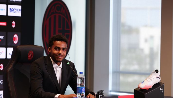 david-odogu-conferenza-stampa-presentazione-casa-milan-tv-news-dichiarazioni-frasi-parole