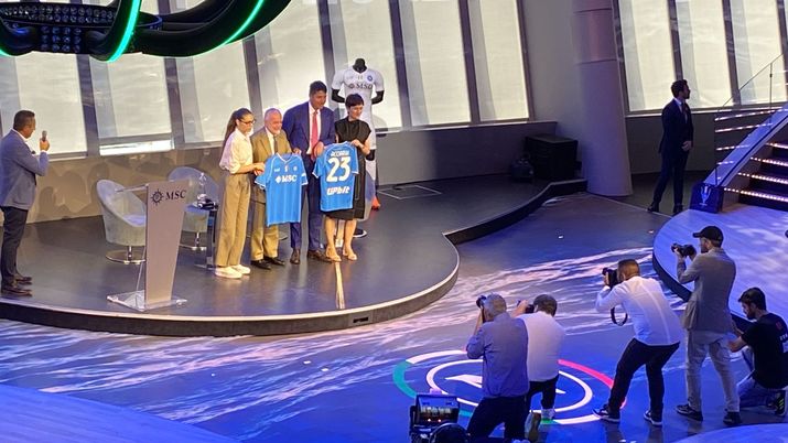 De Laurentiis: “Alle 18 incontrerò Garcia, Osimhen può restare. Su Giuntoli…” De Laurentiis: “Alle 18 incontrerò Garcia, Osimhen può restare. Su Giuntoli…” - immagine 1