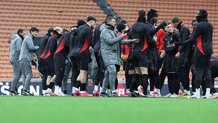 MILAN, ITALY - JANUARY 10: Players of AC Milan look on during training session at Giuseppe Meazza Stadium on January 10, 2025 in Milan, Italy. (Photo by Claudio Villa/AC Milan via Getty Images)  Conceicao al lavoro anche in aereo: e adesso una partita dopo l’altra - immagine 1