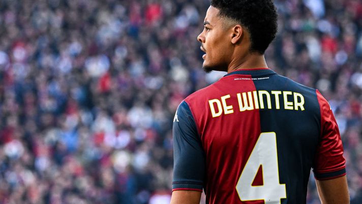 GENOA, ITALY - MARCH 2: Koni De Winter of Genoa looks on during the Serie A match between Genoa and Empoli at Stadio Luigi Ferraris on March 2, 2025 in Genoa, Italy. (Photo by Getty Images/Getty Images) UFFICIALE – Koni De Winter è del Milan: un nuovo difensore per Allegri - immagine 1