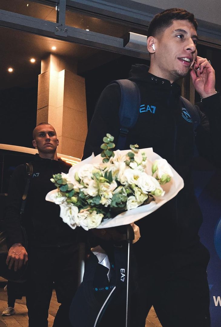 GALLERY Supercoppa, il Napoli è sbarcato a Riyadh: gli scatti dell’arrivo - immagine 9