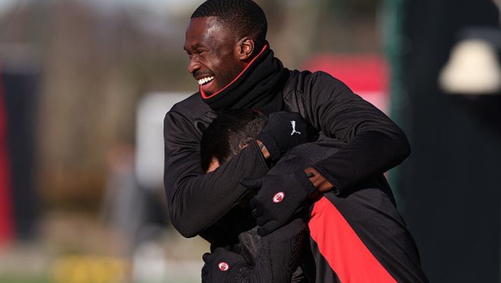 CAIRATE, ITALY - DECEMBER 21: Ismael Bennacer and Fikayo Tomori of AC Milan react during a AC Milan training session at Milanello on December 21, 2024 in Cairate, Italy. (Photo by Claudio Villa/AC Milan via Getty Images)  Tomori, nessuna offerta al Milan: Fik ha in testa solo di restare rossonero - immagine 1