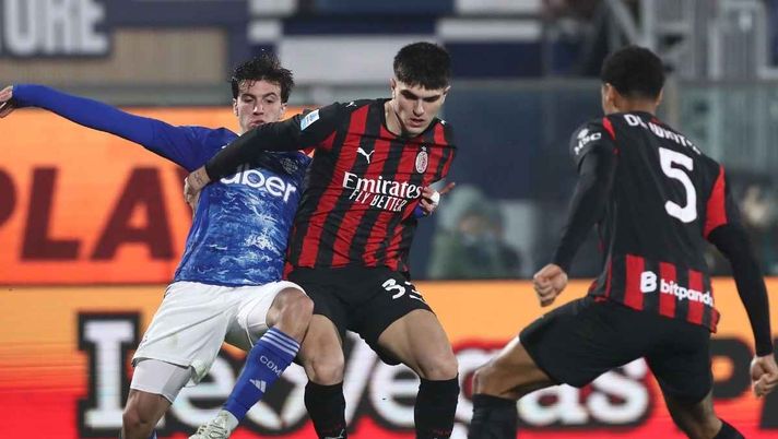Davide Bartesaghi e Koni De Winter (difensori AC Milan), qui durante Como-Milan 1-3 (Serie A 2025-2026) | News (Getty Images) Milan-Como, oggi ufficiali data e orario. Tutte le informazioni sulla vendita biglietti