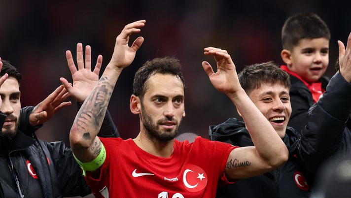 ISTANBUL, TURKEY - FEBRUARY 20: Hakan Calhanoglu and Arda Guler of Turkey celebrates victory during the UEFA Nations League 2024/25 League A/B Play-offs First Leg match between Turkiye and Hungary at Rams Park Stadium on February 20, 2025 in Istanbul, Turkey. (Photo by Ahmad Mora/Getty Images) Turchia-Paraguay, focus Calhanoglu: le combinaizoni migliori per la sfida - immagine 1