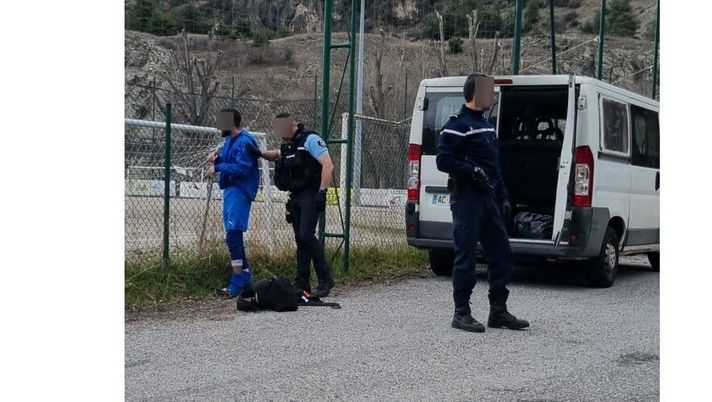 Shock in Francia: calciatore espulso salta sugli spalti con un coltello e aggredisce i tifosi - immagine 1