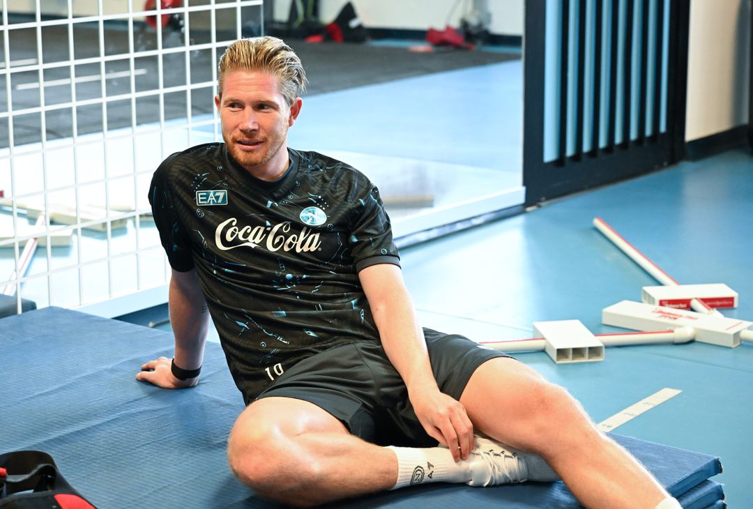 Dopo aver trascorso ieri la prima giornata napoletana, quest'oggi De Bruyne si è presentato a Castel Volturno per iniziare la nuova avventura col Napoli.