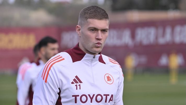 ROME, ITALY - JANUARY 08: AS Roma player Artem Dovbyk during a training session at Centro Sportivo Fulvio Bernardini on January 08, 2025 in Rome, Italy. (Photo by Luciano Rossi/AS Roma via Getty Images) CorSport – Dovbyk, Roma preoccupata: ecco perché. Tanti sondaggi, la risposta di Massara - immagine 1