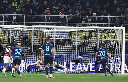 MILANO, ITALIA - 23 NOVEMBRE: Mike Maignan dell'AC Milan para un calcio di rigore a Hakan Calhanoglu dell'FC Internazionale durante la partita di Serie A tra FC Internazionale e AC Milan allo stadio Giuseppe Meazza il 23 novembre 2025 a Milano, Italia. (Foto di Marco Luzzani/Getty Images) Milan, difesa troppo aggressiva: ben 7 rigori contro in questa stagione- immagine 2
