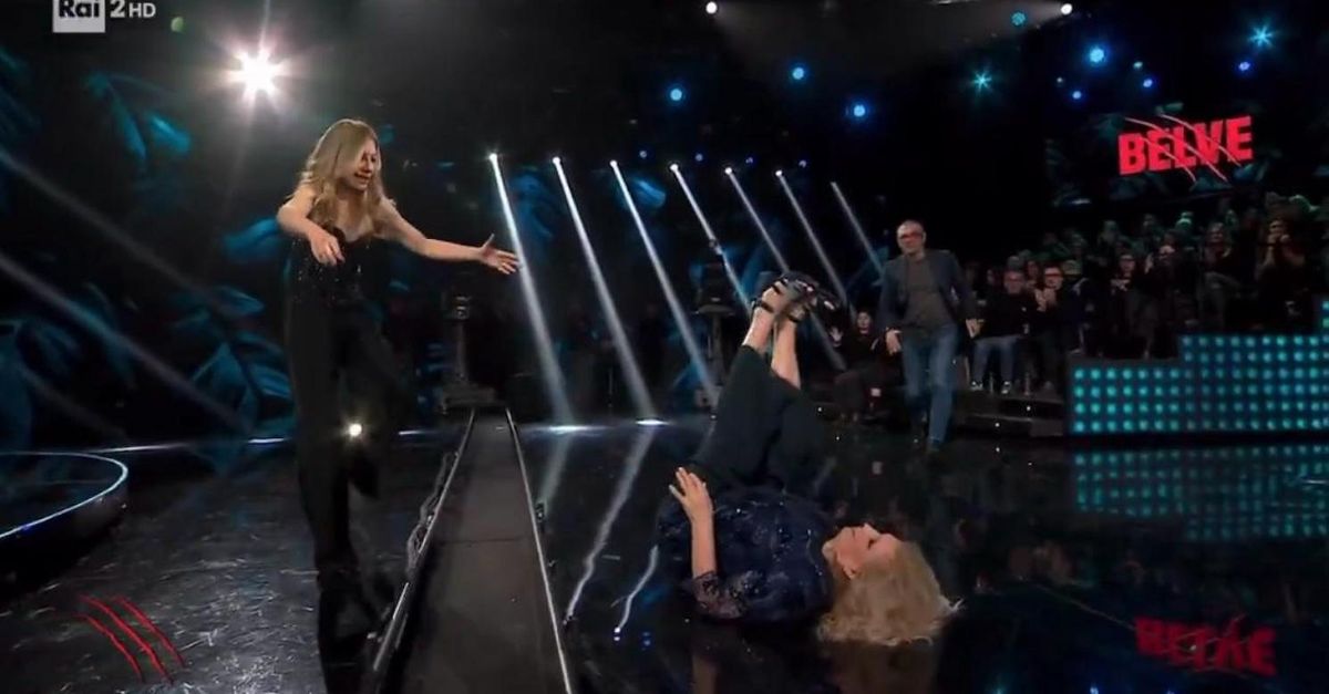Iva Zanicchi cade dal palco di Belve: “Succede in continuazione”. Le immagini diventano virali