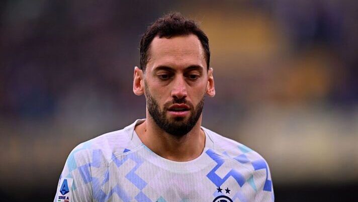VERONA, ITALY - NOVEMBER 02: Hakan Calhanoglu of FC Internazionale during the Serie A match between Hellas Verona FC and FC Internazionale at Stadio Marcantonio Bentegodi on November 02, 2025 in Verona, Italy. (Photo by Alessandro Sabattini/Getty Images) Inter, gli esami di Calhanoglu e Acerbi saranno domani: ecco le sensazioni al momento - immagine 1