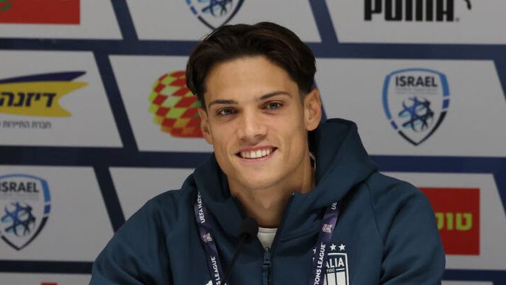 BUDAPEST, HUNGARY - SEPTEMBER 08: Samuele Ricci of Italy speaks with the media during a Italy press conference at Bozsik Stadion on September 08, 2024 in Budapest, Hungary. (Photo by Claudio Villa/Getty Images) Ricci: “Due gare in tre giorni? Se Spalletti mi schiera nessun problema. Italia gruppo unito” - immagine 1