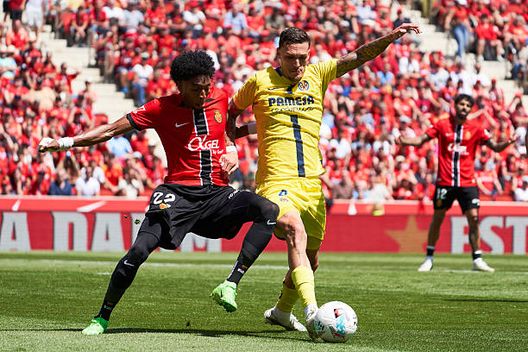 Rafa Marin a contrasto con Johan Mojica