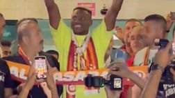 Osimhen sbarca ad Istanbul: accoglienza da brividi da parte dei tifosi del Galatasaray!