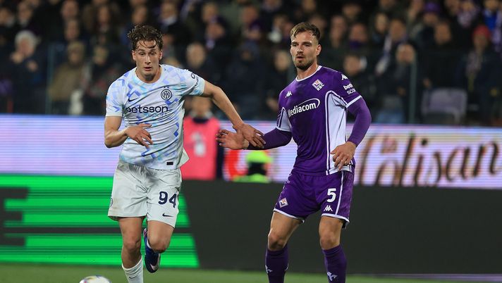 FLORENCE, ITALY - MARCH 22: Pio Esposito of FC Internazionale battles for the ball with Marin Pongracic of ACF Fiorentina during the Serie A match between ACF Fiorentina and FC Internazionale at Artemio Franchi on March 22, 2026 in Florence, Italy. (Photo by Gabriele Maltinti/Getty Images) Braccio di Pongracic in area in avvio? Marelli: “Perché non è rigore” - immagine 1
