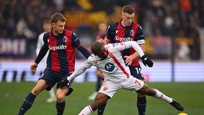 BOLOGNA, ITALY - JANUARY 18: Akapa Akrop Jean of Monza competes for the ball with Stefan Posch and Lewis Ferguson of Bologna during the Serie A match between Bologna and Monza at Stadio Renato Dall'Ara on January 18, 2025 in Bologna, Italy. (Photo by Alessandro Sabattini/Getty Images) Mercato – Fatta per Posch al Como: ecco la formula - immagine 1