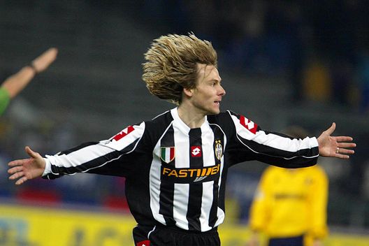Nedved con la maglia della Juventus nel 2003. (Foto di Grazia Neri/Getty Images) Tra Lazio e Juventus, la storia della ‘Furia Ceca’ Pavel Nedved- immagine 5