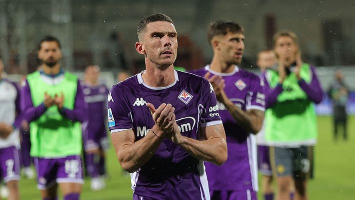 FLORENCE, ITALY - SEPTEMBER 13: Robin Gosens of ACF Fiorentina greets the fans after during the Serie A match between ACF Fiorentina and SSC Napoli at Artemio Franchi on September 13, 2025 in Florence, Italy. (Photo by Gabriele Maltinti/Getty Images) Conference League, la Fiorentina sbanca Vienna: Pioli ritrova la vittoria - immagine 1