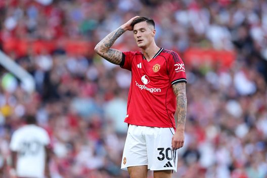 Benjamin Sesko, attaccante del Manchester United. (Photo by Michael Regan/Getty Images) Manchester United, infortunio al ginocchio per Sesko: circa un mese fuori- immagine 2