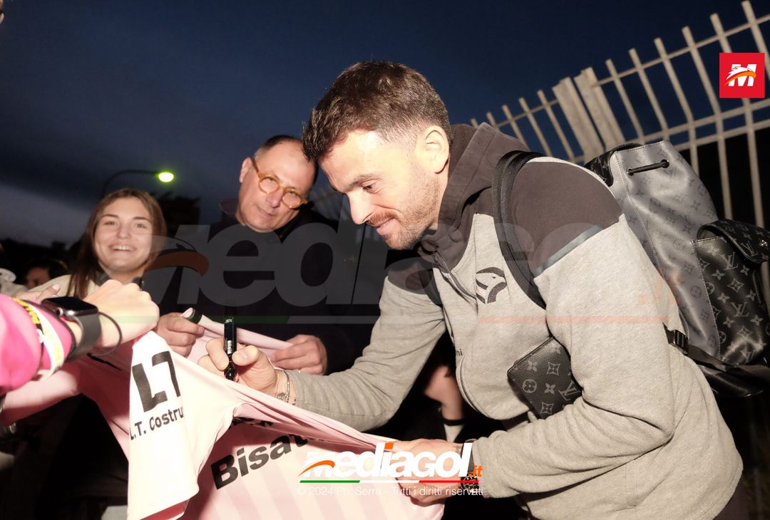 FOTO PALERMO: il Palermo FC si raduna al parcheggio dell’Ippodromo (GALLERY) - immagine 12