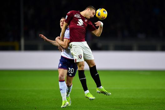 TURIN, ITALY - MARCH 02: Alessandro Buongiorno of Torino FC is challenged by Andrea Belotti of ACF Fiorentina during the Serie A TIM match between Torino FC and ACF Fiorentina at Stadio Olimpico di Torino on March 02, 2024 in Turin, Italy. (Photo by Valerio Pennicino/Getty Images)