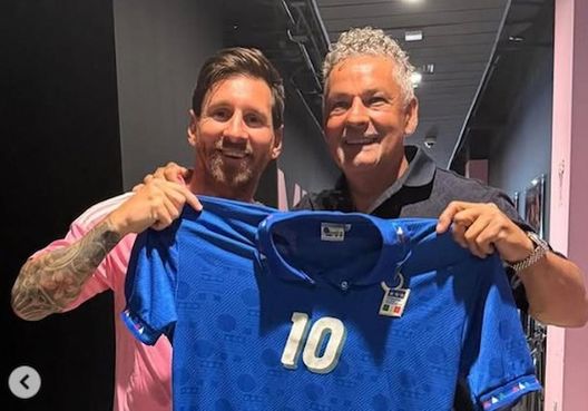 La foto pubblicata da Messi Mondiale per Club, incontro Messi-Baggio. L’argentino: “Una leggenda del calcio”- immagine 2