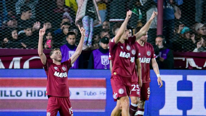 BUENOS AIRES, ARGENTINA - AUGUST 25: Rodrigo Castillo of Lanus celebrates with teammates after scoring the team's first goal during a Torneo Clausura Betano 2025 match between Lanus and River Plate at Estadio Ciudad de Lanus Nestor Diaz Perez on August 25, 2025 in Buenos Aires, Argentina. (Photo by Marcelo Endelli/Getty Images) Copa Sudamericana, Lanus-Fluminense: diretta tv e streaming LIVE - immagine 1