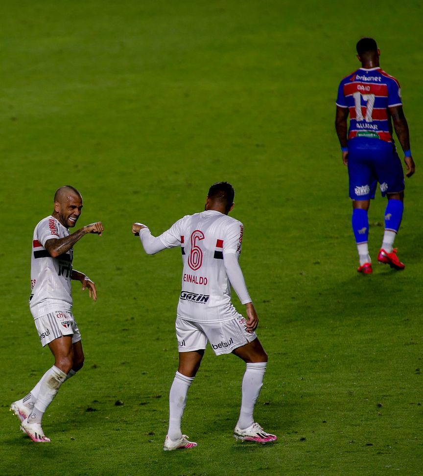 Dani Alves in campo con il San Paolo dopo un gol nel 2020 Dani Alves, la procura fa appello: il caso arriva alla Corte Suprema spagnola- immagine 2