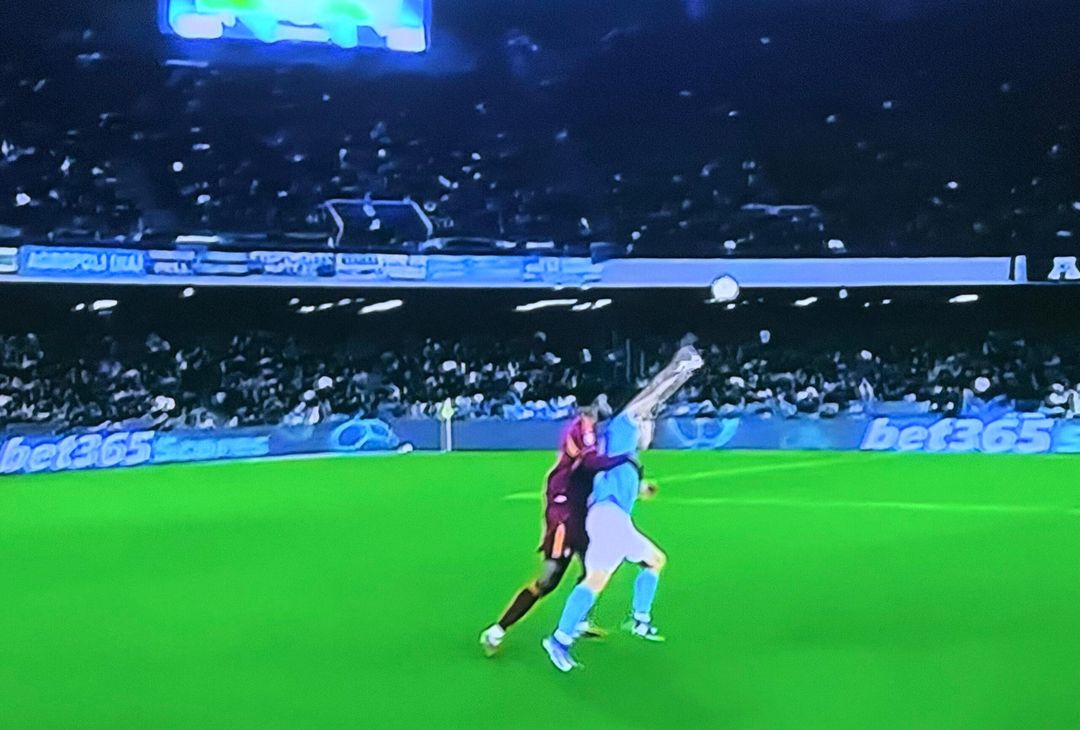 Ndicka abbraccia Hojlund in ripartenza: ma per Colombo non è fallo – LE FOTO - immagine 3