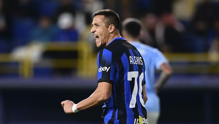 RIYADH, SAUDI ARABIA - JANUARY 19: Alexis Sanchez of FC Internazionale reacts during the Italian EA Sports FC Supercup Semifinal match between FC Internazionale and SS Lazioat Al-Awwal Stadium on January 19, 2024 in Riyadh, Saudi Arabia. (Photo by Mattia Pistoia - Inter/Inter via Getty Images) Gazzetta conferma: “Sanchez apre con forza all’Udinese: quando si può chiudere” - immagine 1