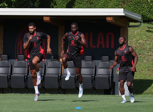 (Photo by Claudio Villa/AC Milan via Getty Images) Oggi a Milanello: le flessioni di Leao, Tare con il Mister- immagine 5