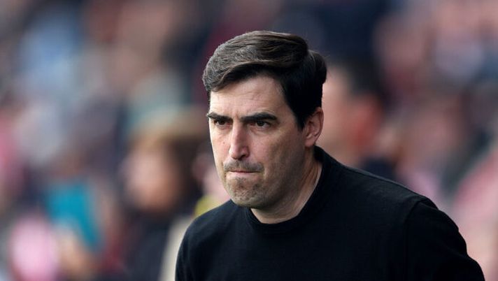 BOURNEMOUTH, ENGLAND - MAY 03: Andoni Iraola, Manager of AFC Bournemouth, looks on prior to the Premier League match between Bournemouth and Crystal Palace at Vitality Stadium on May 03, 2026 in Bournemouth, England. (Photo by Steve Bardens/Getty Images) Moretto – Iraola non ha ancora dato l’ok al Milan: cosa sta succedendo e il Crystal Palace… - immagine 1