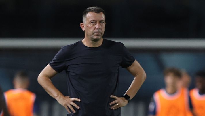 EMPOLI, ITALY - AUGUST 10: Roberto D'Aversa head coach of Empoli FC looks on during the Coppa Italia match between Empoli FC and Catanzaro at Stadio Carlo Castellani on August 10, 2024 in Empoli, Italy. (Photo by Gabriele Maltinti/Getty Images) Empoli, paura per D’Aversa: rapina in casa e famiglia sotto shock. Nessun ferito - immagine 1