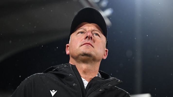 CREMONA, ITALY - OCTOBER 20: Coach Kosta Runjaic of Udinese Calcio reacts during the Serie A match between US Cremonese and Udinese Calcio at Stadio Giovanni Zini on October 20, 2025 in Cremona, Italy. (Photo by Marco M. Mantovani/Getty Images) Runjaic: “Ecco perché Davis è partito fuori! Zaniolo in crescita e non è ancora al top, lui e Bayo…” - immagine 1