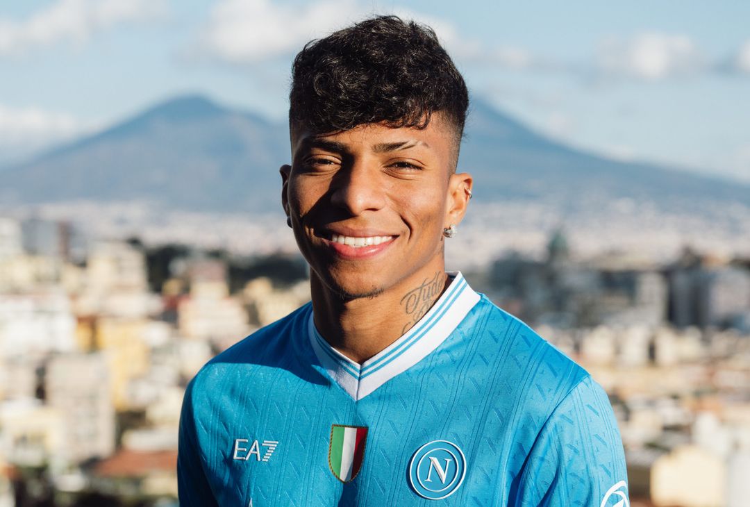 Dopo una lunga trattativa, Alisson Santos è diventato un nuovo giocatore del Napoli. L'esterno brasiliano, proveniente dallo Sporting, ha firmato il suo contratto in azzurro in una location d'eccezione, sullo sfondo del Golfo partenopeo.