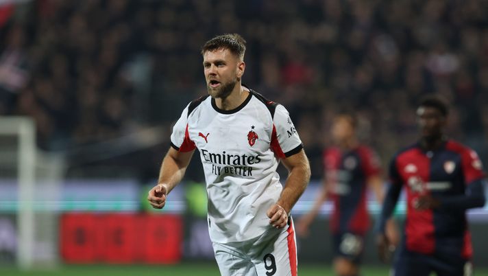 CAGLIARI, ITALY - JANUARY 02: Niclas Fullkrug of AC Milan in action during the Serie A match between Cagliari Calcio and AC Milan at Stadio Sant'Elia on January 02, 2026 in Cagliari, Italy. (Photo by Claudio Villa/AC Milan via Getty Images) Marinozzi: “Fullkrug? Attaccante che mancava in questa stadia. Porta qualcosa in più” - immagine 1