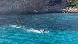 VIDEO / La famiglia Frattesi si gode le vacanze, Chiara fa surf: “Bene ma non benissimo”
