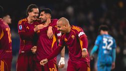 Roma, Malen domina il Cagliari: tap-in e cucchiaio davanti a Totti (2-0). Juve agganciata